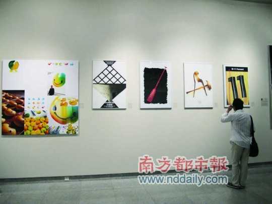 “设计深圳”展在展示深圳设计的同时，也不讳言深圳本土评论和教育体系长期薄弱的尴尬。